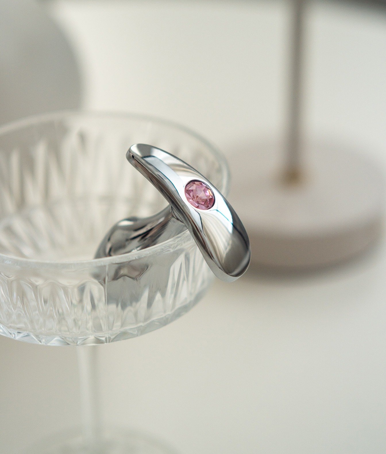 N69 aluminiowy korek srebrny z różowym kryształkiem S