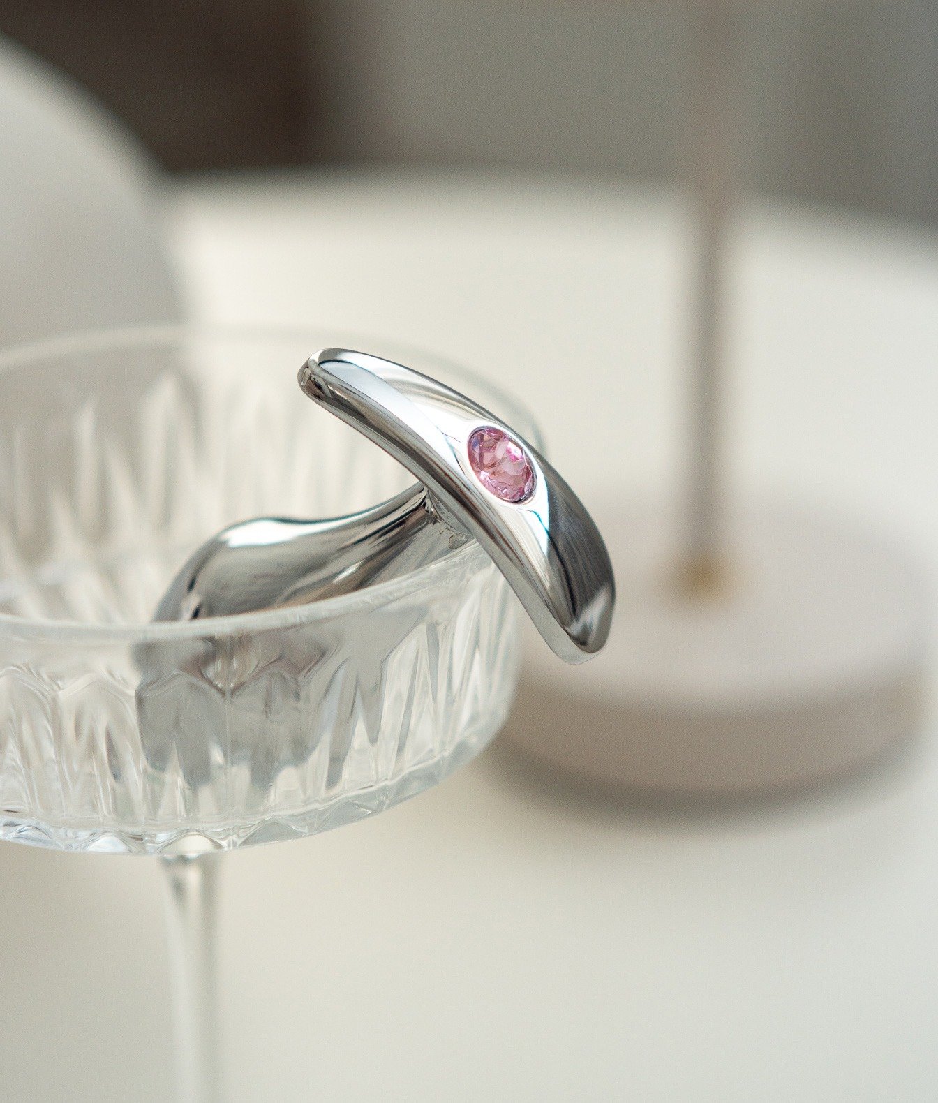 N69 aluminiowy srebrny z różowym kryształkiem M