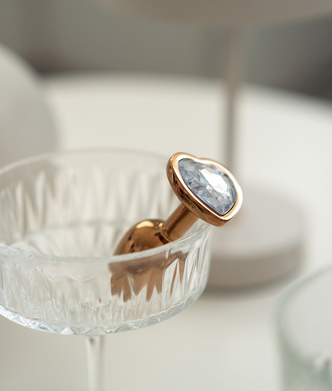 N69 Kiss aluminiowy korek ozdobny z kryształkiem clear S