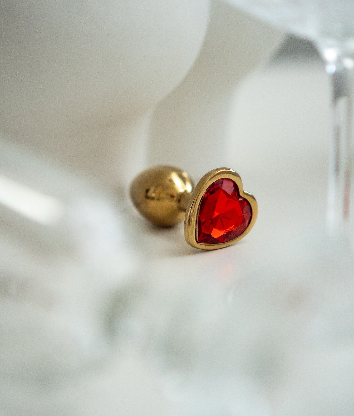 N69 Kiss aluminiowy korek ozdobny z kryształkiem czerwony S