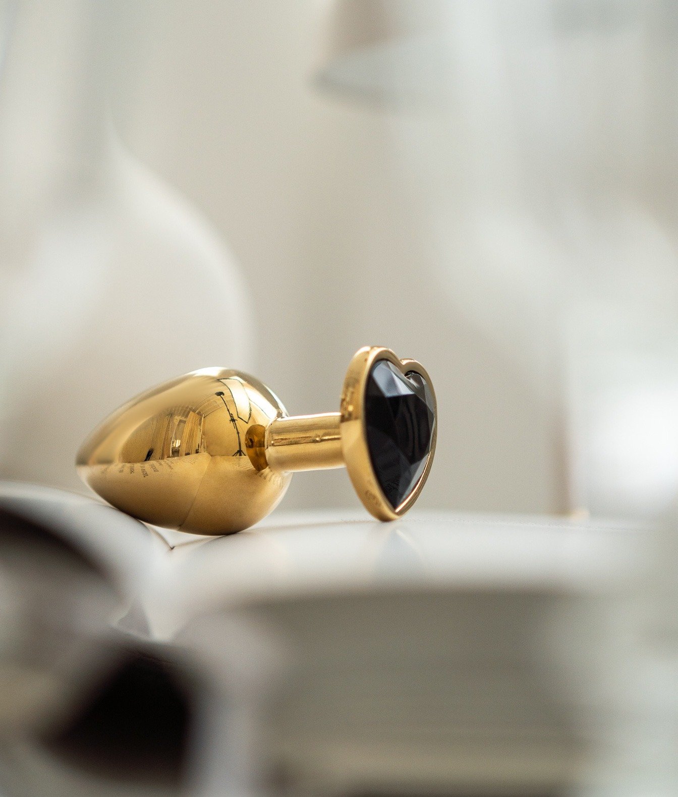 N69 Kiss aluminiowy korek ozdobny z kryształkiem czarny S