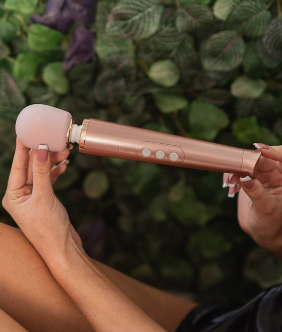 Le Wand Petite Rechargeable Vibrating Massager Rose Gold