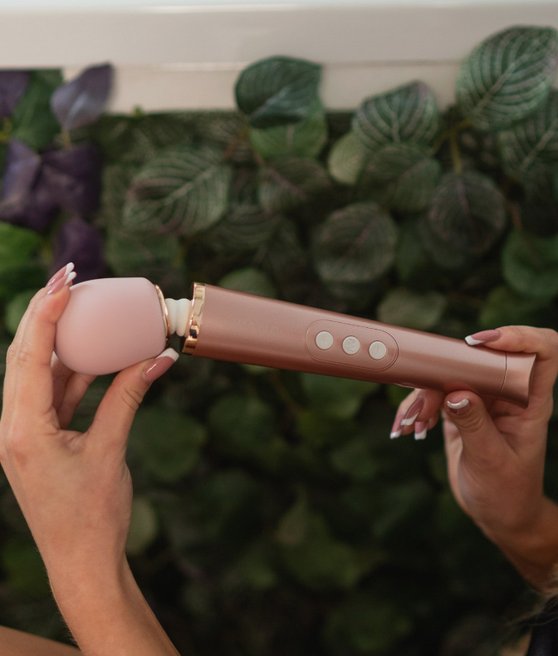 Le Wand Petite Rechargeable Vibrating Massager Rose Gold