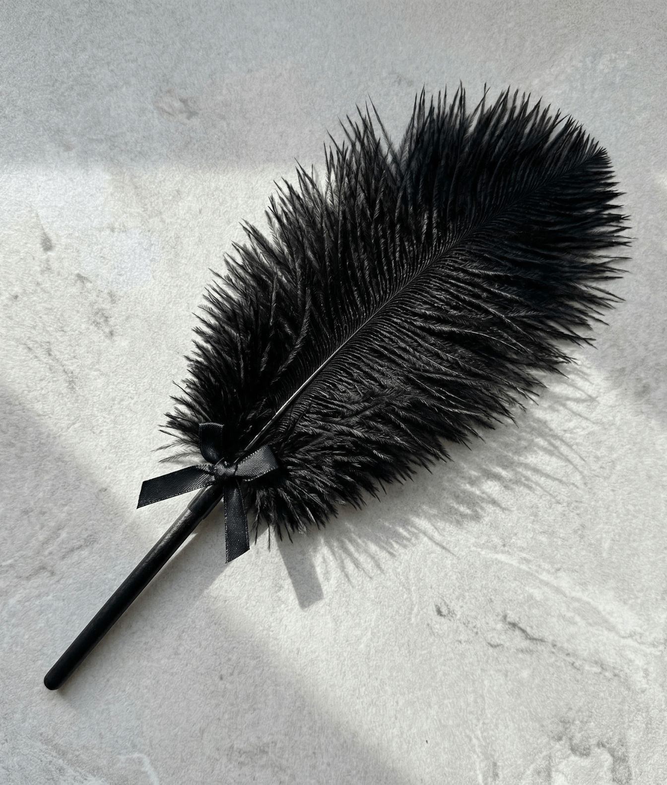 Mr. & Mrs. pióro dekoracyjne czarne z kokardką